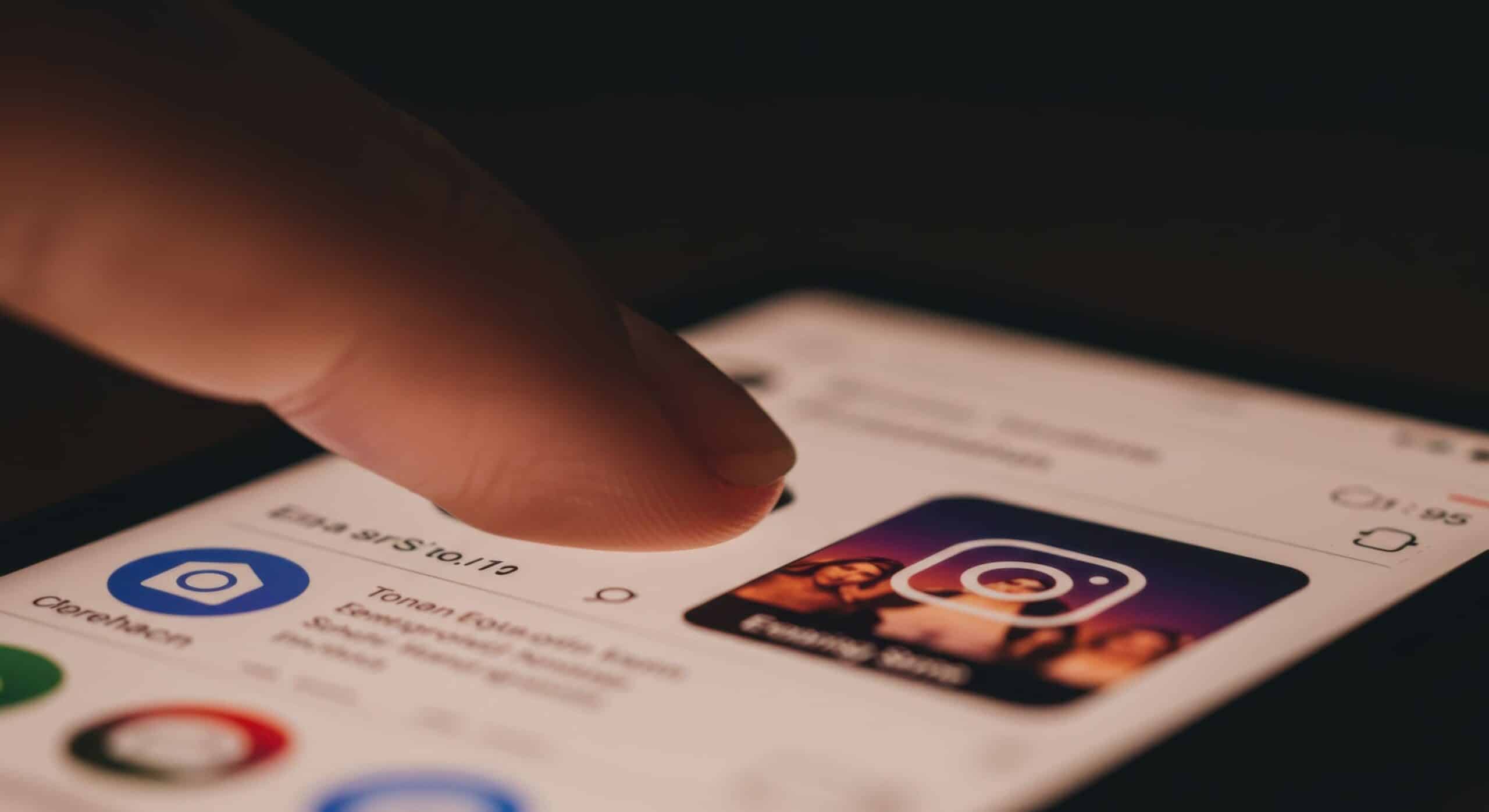 El ritual digital contemporáneo: el scroll infinito como nueva forma de contemplación urbana